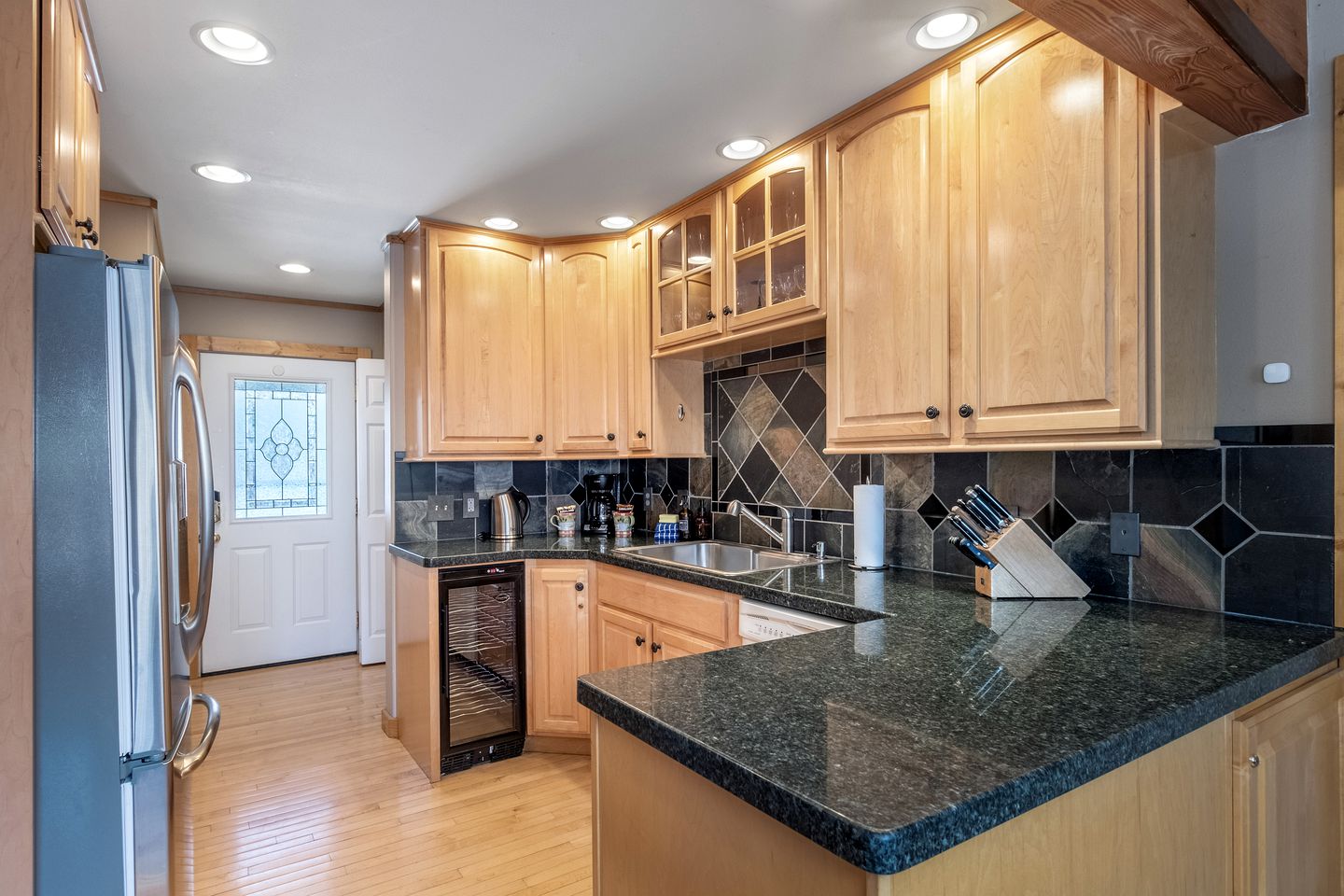 Beautiful Log Cabin with Hot Tub on Deck and Luxury Amenities for Large Groups and Families on Wenatchee River, Washington