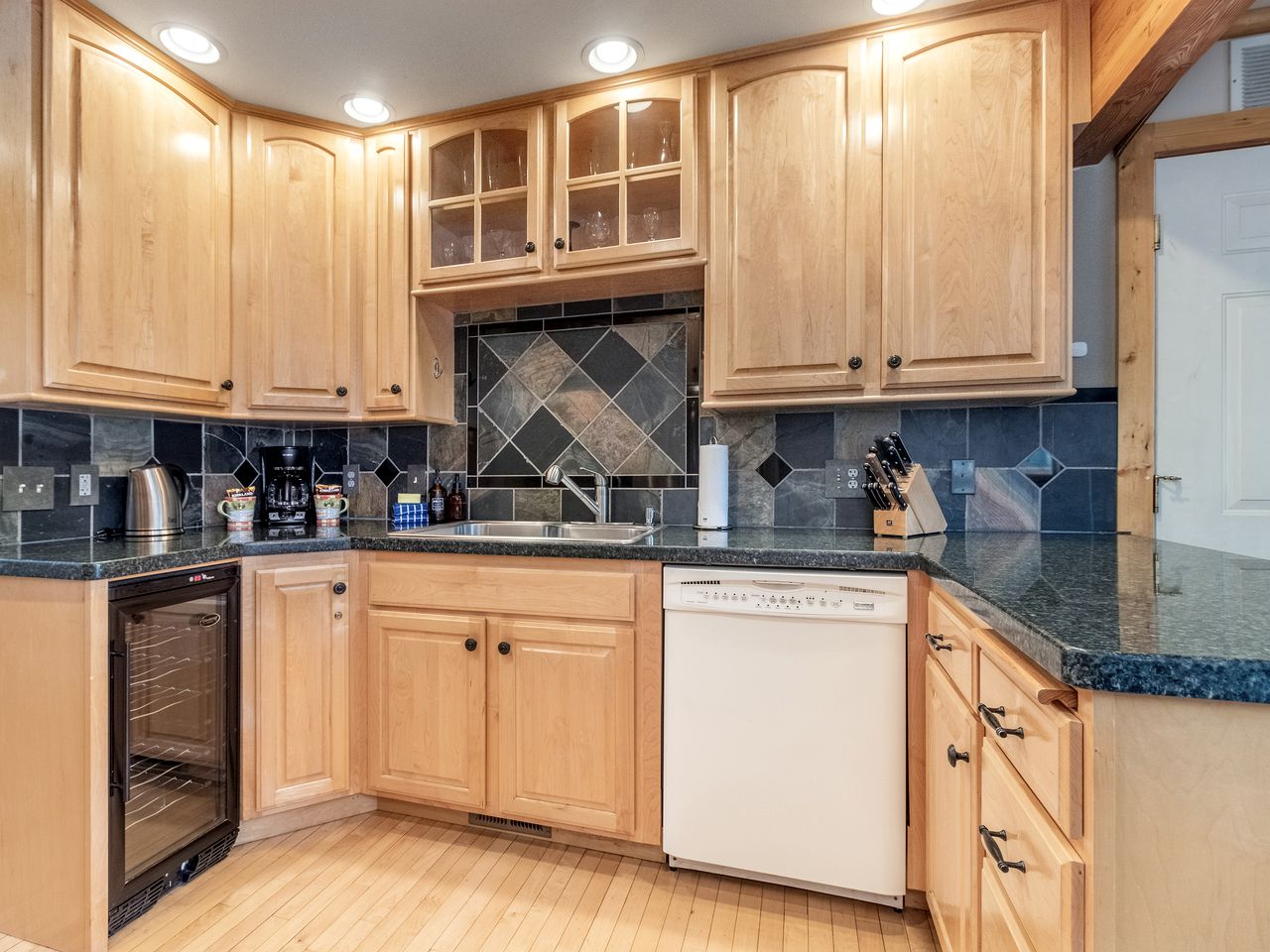 Beautiful Log Cabin with Hot Tub on Deck and Luxury Amenities for Large Groups and Families on Wenatchee River, Washington