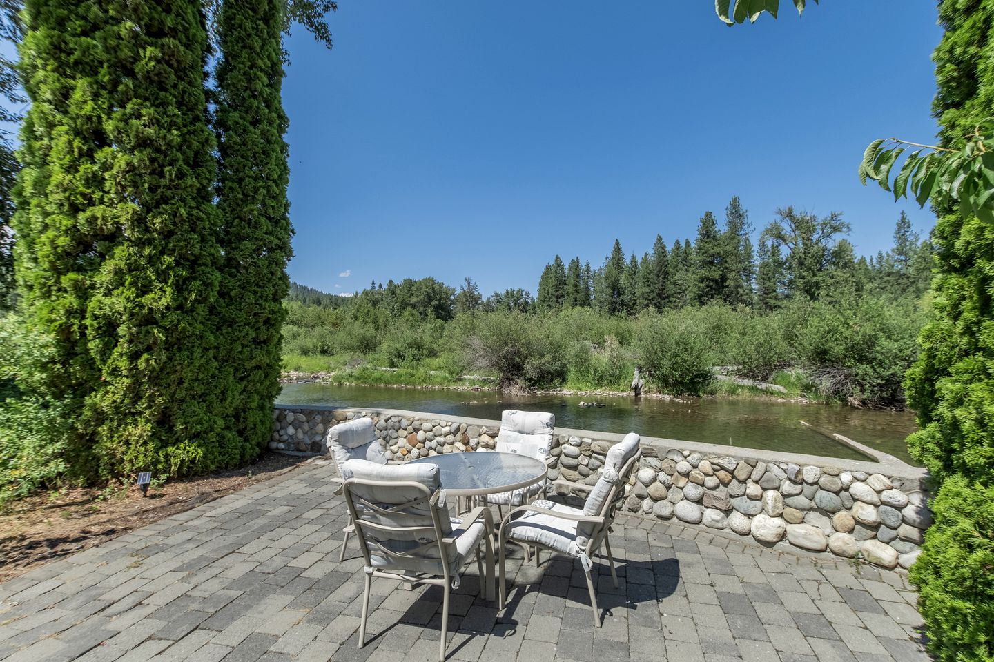 Beautiful Log Cabin with Hot Tub on Deck and Luxury Amenities for Large Groups and Families on Wenatchee River, Washington