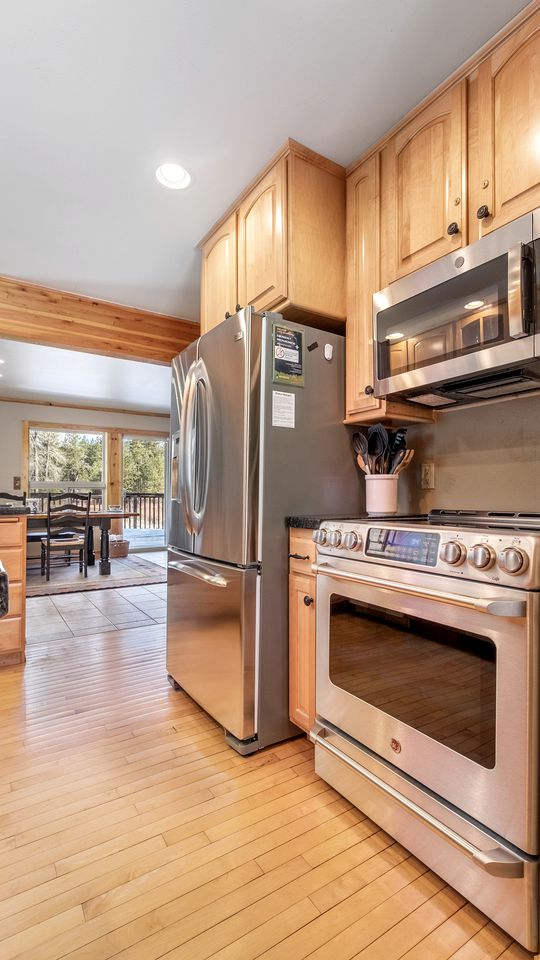 Beautiful Log Cabin with Hot Tub on Deck and Luxury Amenities for Large Groups and Families on Wenatchee River, Washington