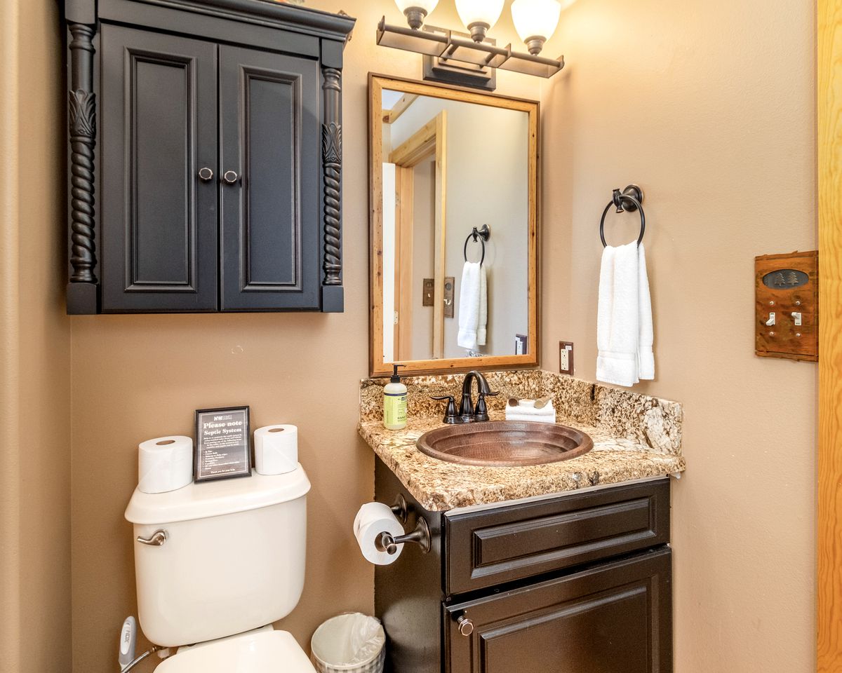 Beautiful Log Cabin with Hot Tub on Deck and Luxury Amenities for Large Groups and Families on Wenatchee River, Washington
