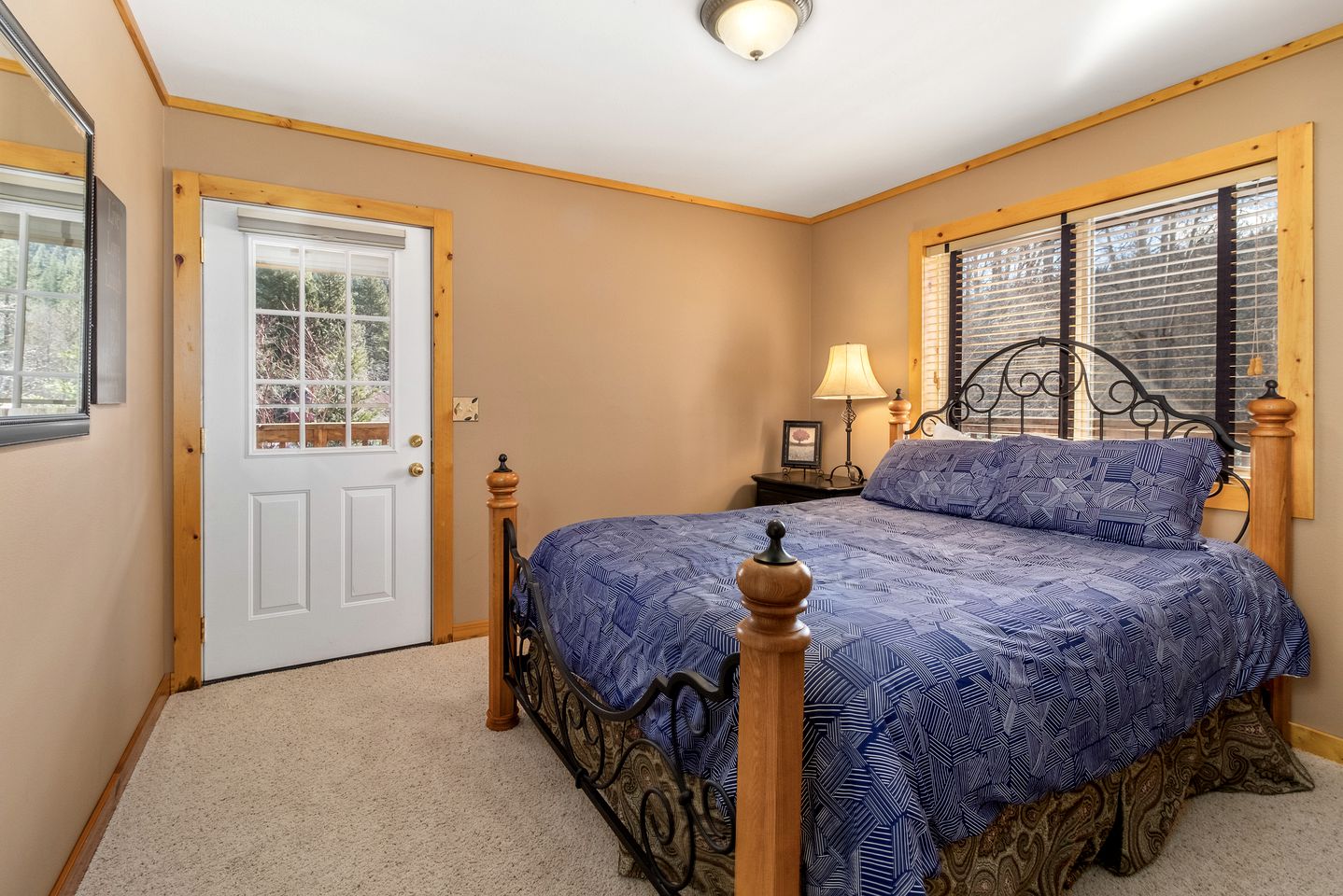 Beautiful Log Cabin with Hot Tub on Deck and Luxury Amenities for Large Groups and Families on Wenatchee River, Washington