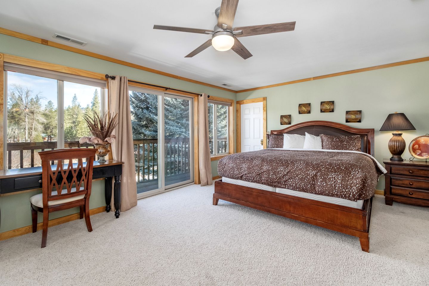 Beautiful Log Cabin with Hot Tub on Deck and Luxury Amenities for Large Groups and Families on Wenatchee River, Washington