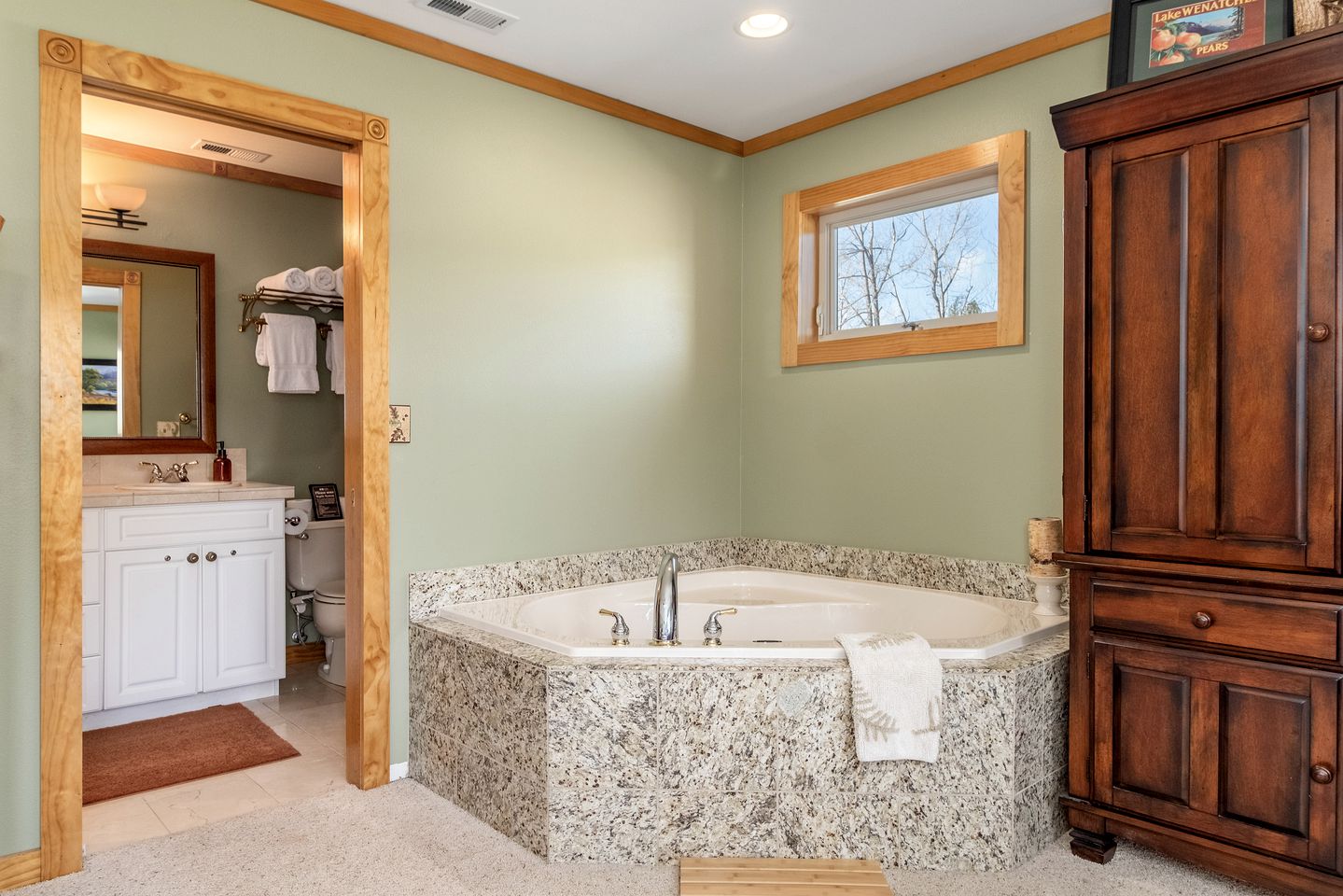 Beautiful Log Cabin with Hot Tub on Deck and Luxury Amenities for Large Groups and Families on Wenatchee River, Washington