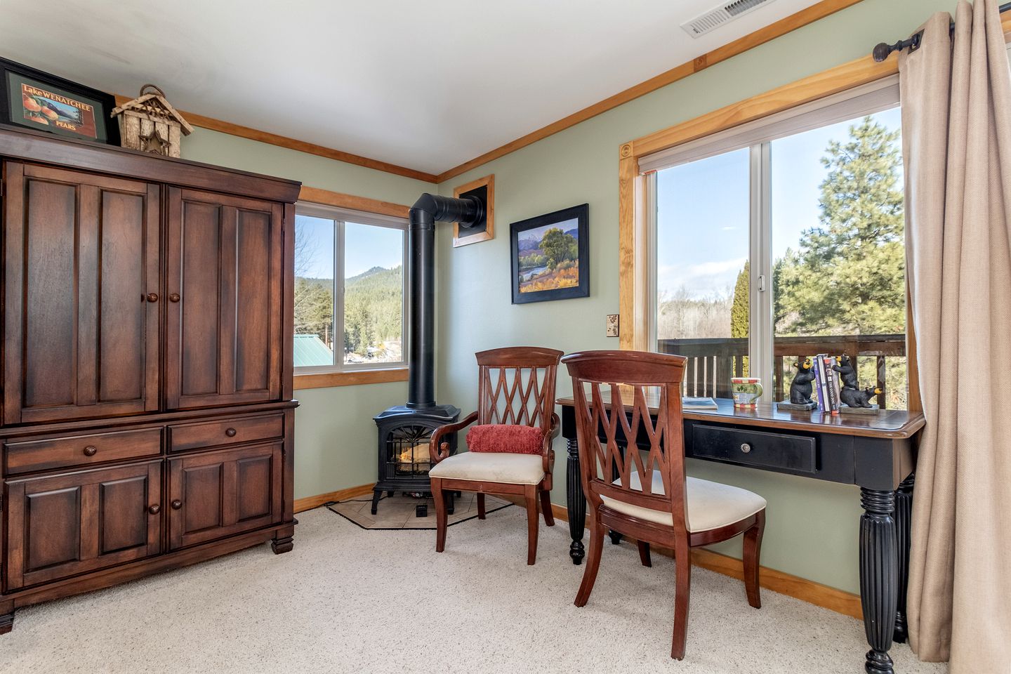 Beautiful Log Cabin with Hot Tub on Deck and Luxury Amenities for Large Groups and Families on Wenatchee River, Washington