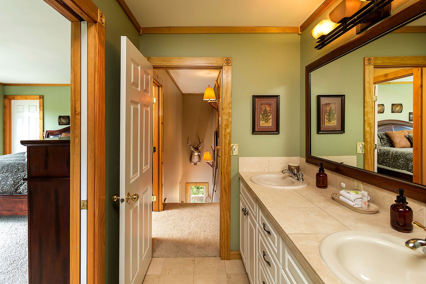 Beautiful Log Cabin with Hot Tub on Deck and Luxury Amenities for Large Groups and Families on Wenatchee River, Washington