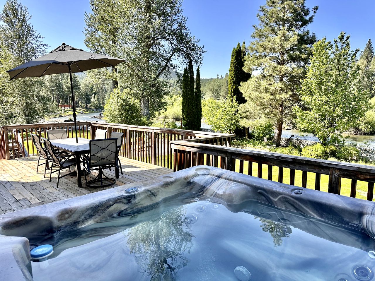 Beautiful Log Cabin with Hot Tub on Deck and Luxury Amenities for Large Groups and Families on Wenatchee River, Washington