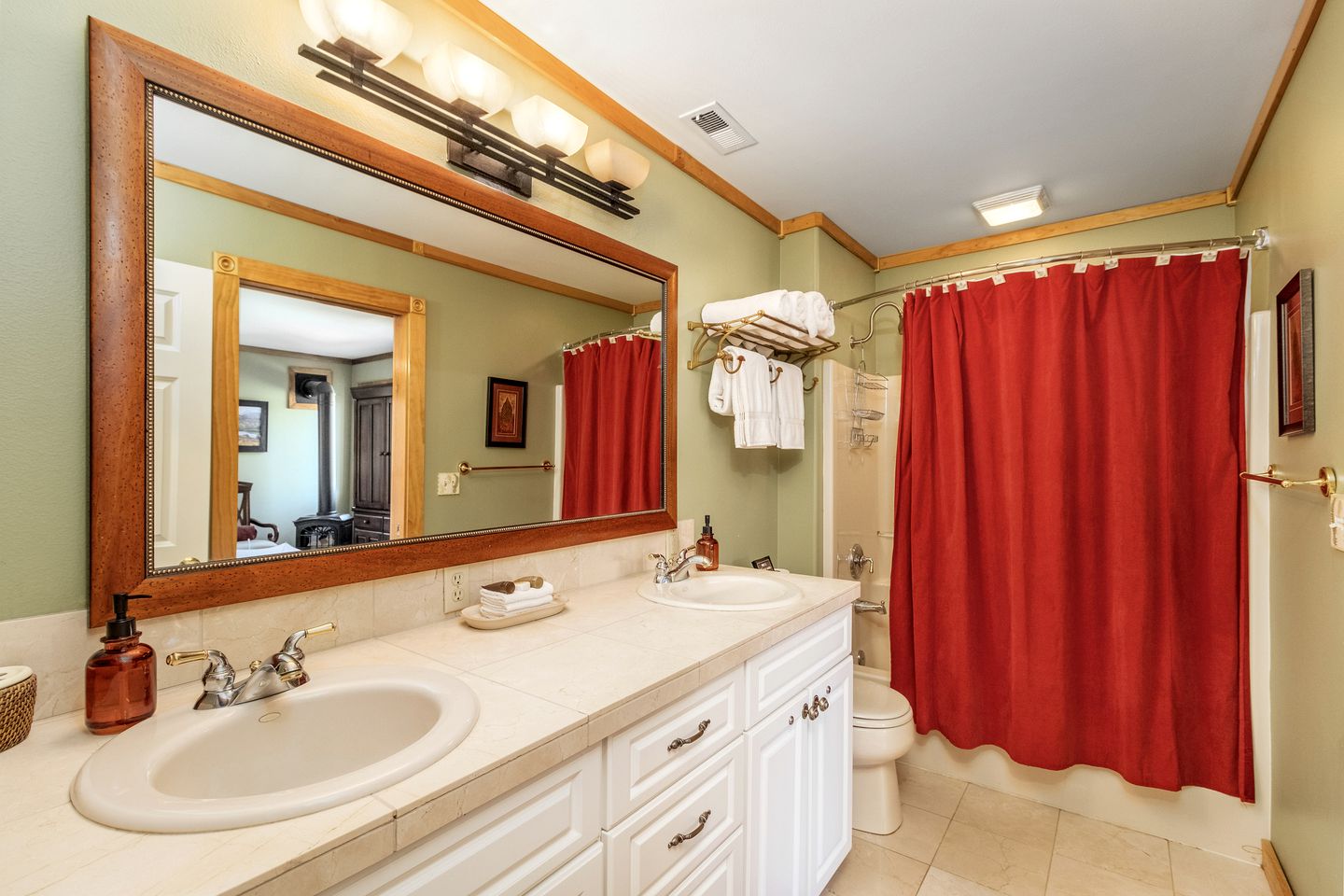 Beautiful Log Cabin with Hot Tub on Deck and Luxury Amenities for Large Groups and Families on Wenatchee River, Washington