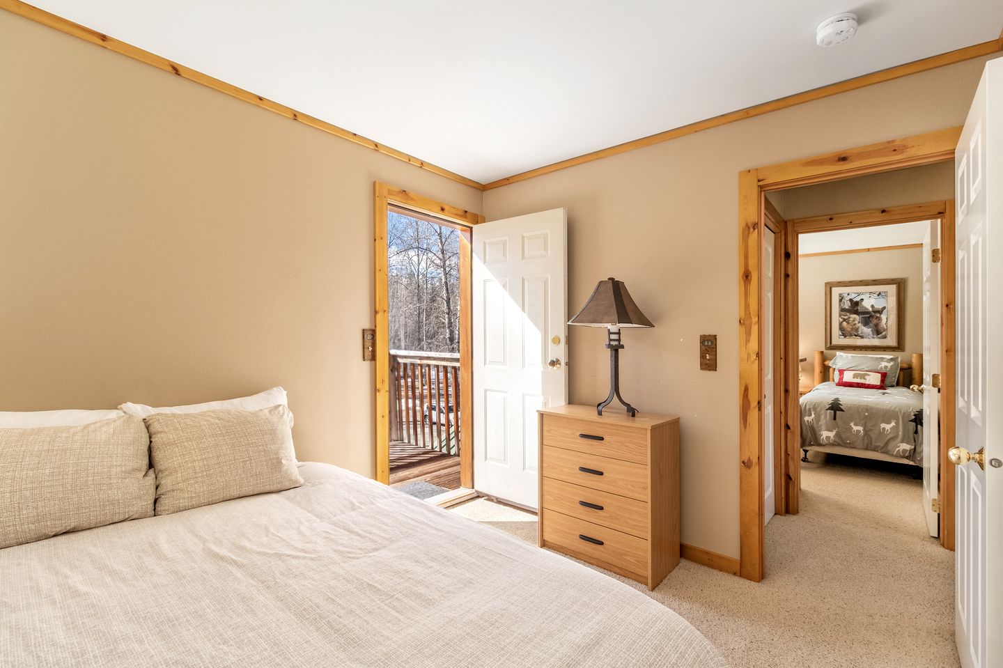 Beautiful Log Cabin with Hot Tub on Deck and Luxury Amenities for Large Groups and Families on Wenatchee River, Washington