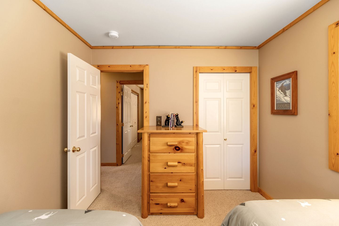 Beautiful Log Cabin with Hot Tub on Deck and Luxury Amenities for Large Groups and Families on Wenatchee River, Washington