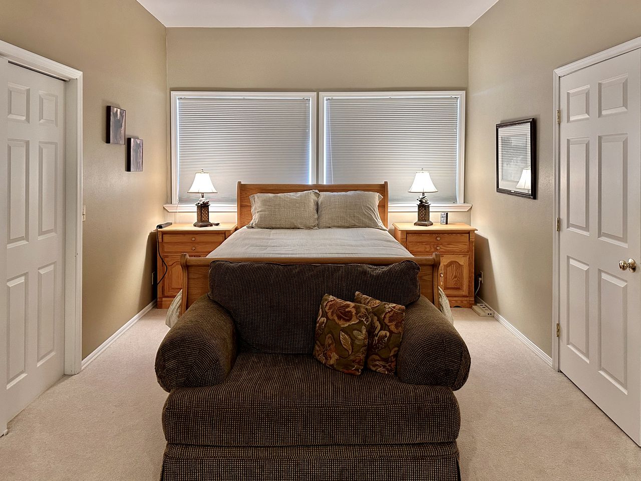 Beautiful Log Cabin with Hot Tub on Deck and Luxury Amenities for Large Groups and Families on Wenatchee River, Washington