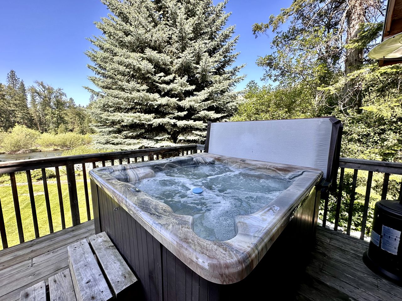 Beautiful Log Cabin with Hot Tub on Deck and Luxury Amenities for Large Groups and Families on Wenatchee River, Washington