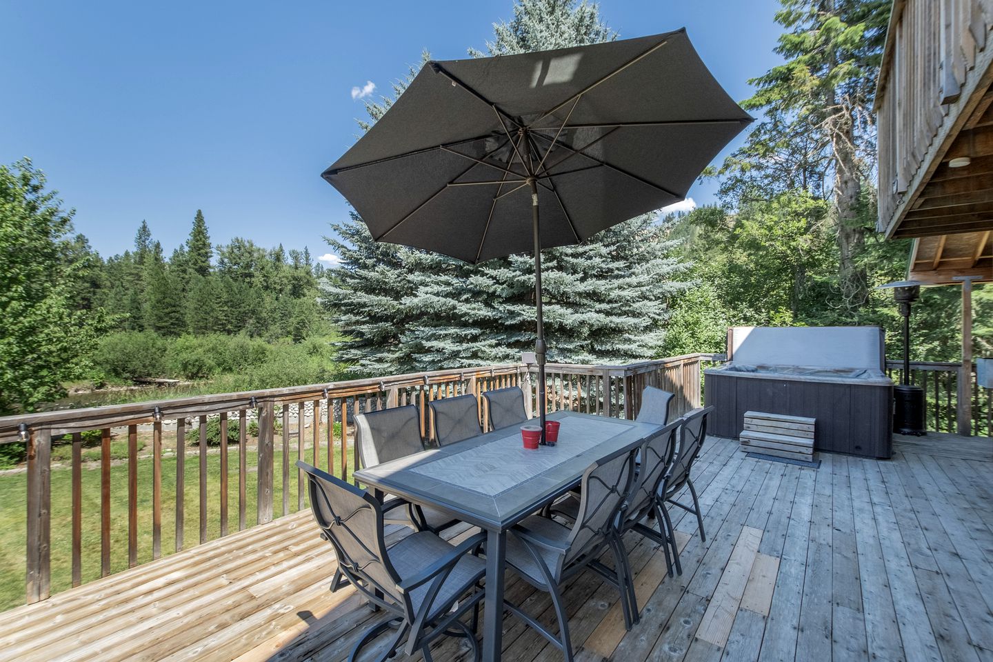 Beautiful Log Cabin with Hot Tub on Deck and Luxury Amenities for Large Groups and Families on Wenatchee River, Washington