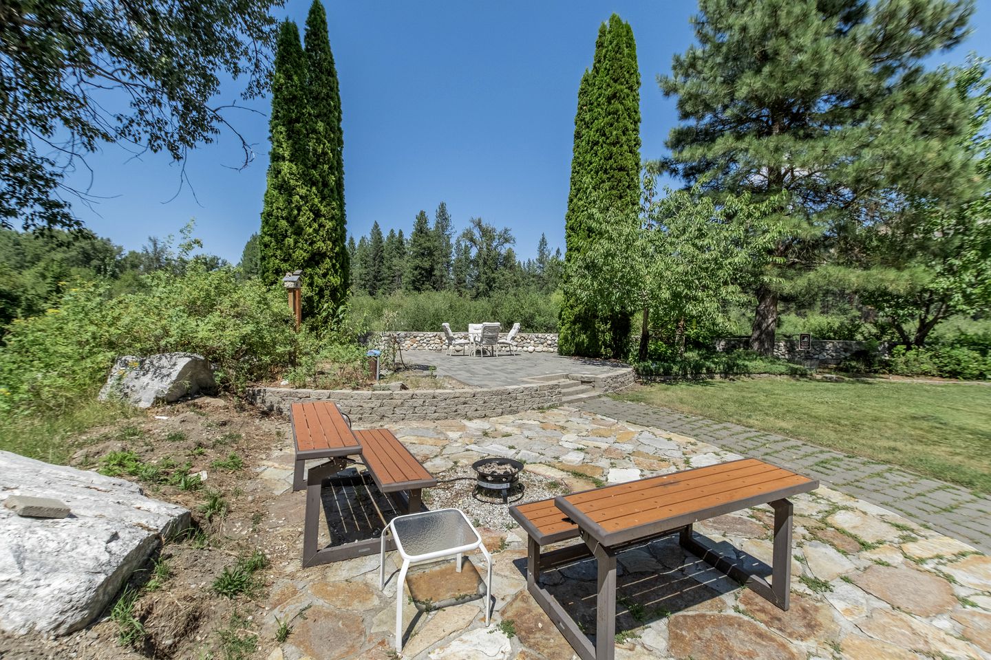 Beautiful Log Cabin with Hot Tub on Deck and Luxury Amenities for Large Groups and Families on Wenatchee River, Washington