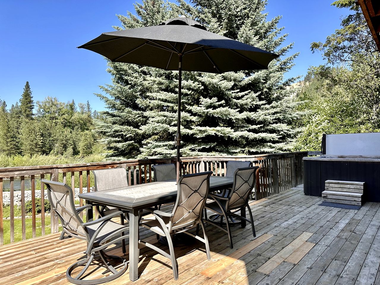 Beautiful Log Cabin with Hot Tub on Deck and Luxury Amenities for Large Groups and Families on Wenatchee River, Washington