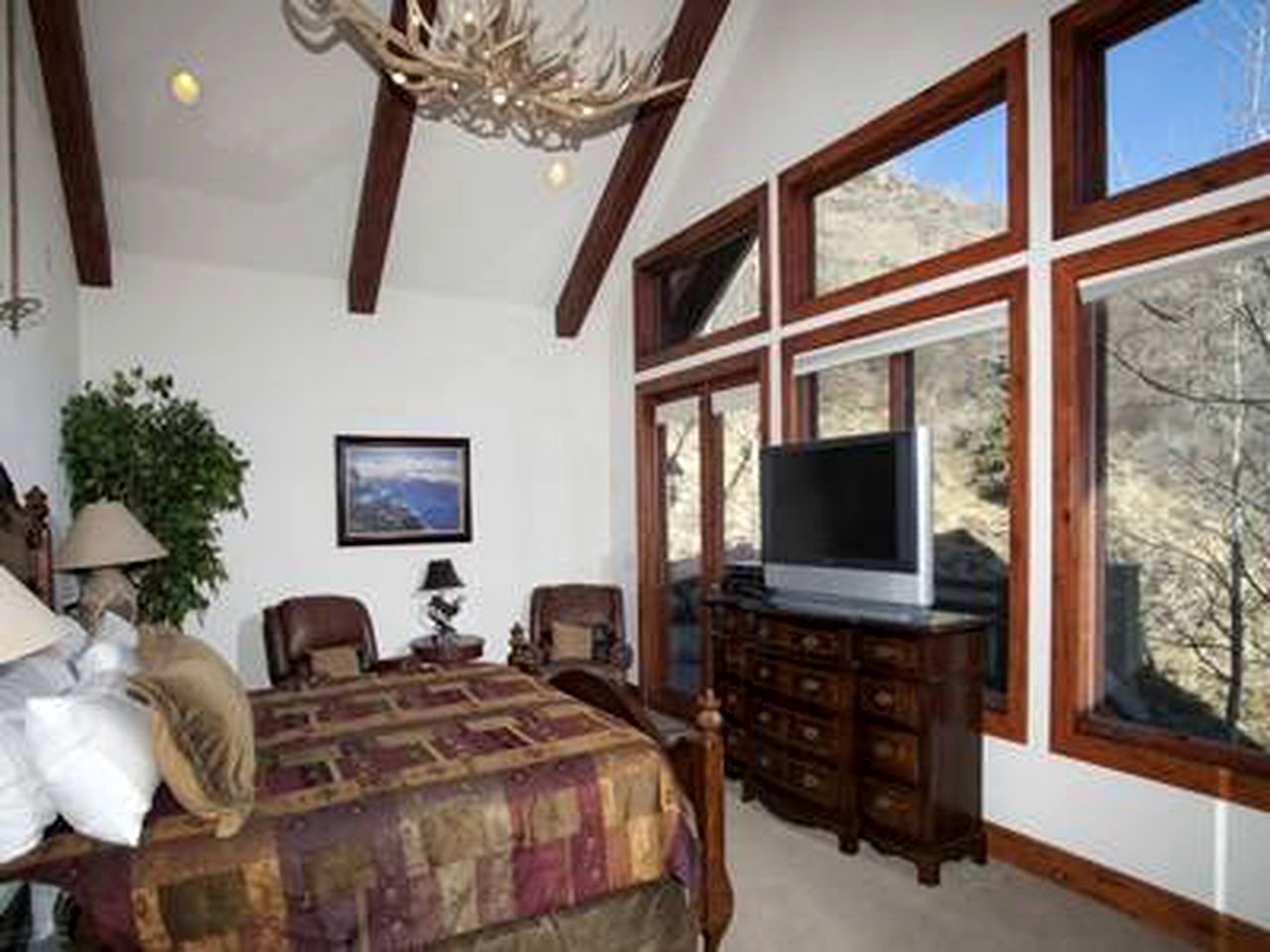 Stunning Family-Friendly Getaway with a Hot Tub and Fire Pit in Vail, Colorado