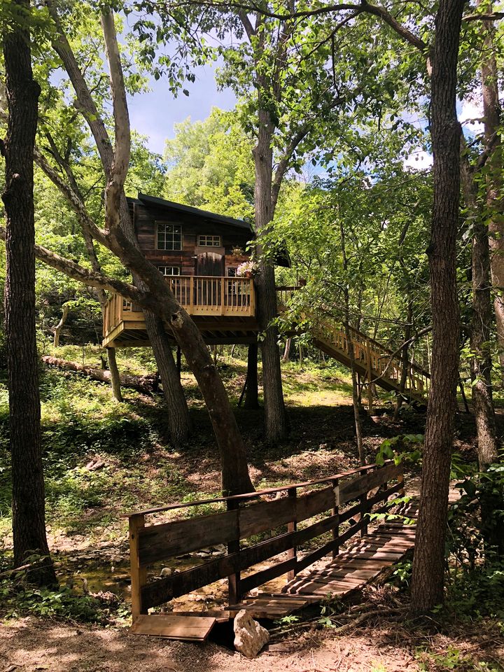 Magical Tree House Rental near Kansas City for Glamping in Missouri