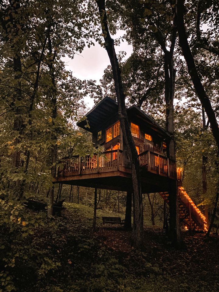 Magical Tree House Rental near Kansas City for Glamping in Missouri