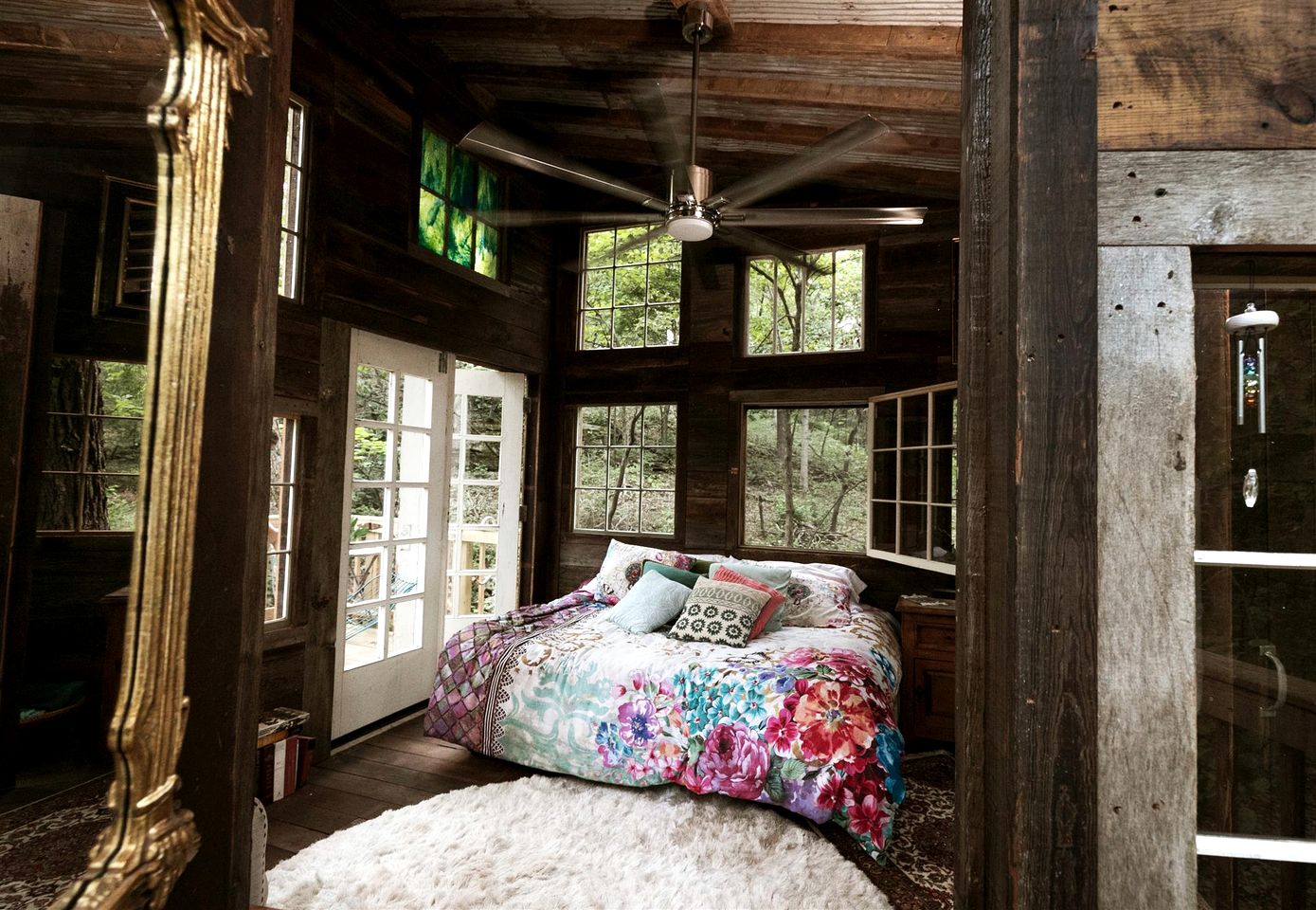 Magical Tree House Rental near Kansas City for Glamping in Missouri