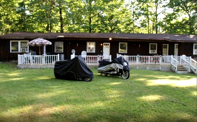 Cabins (Lake George, New York, United States)