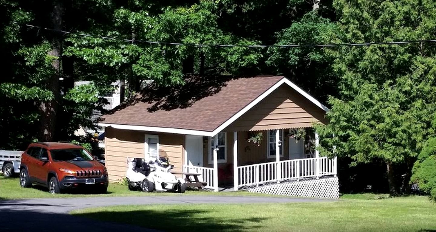 Superb Getaway Cabin near Lake George in Warren County, New York