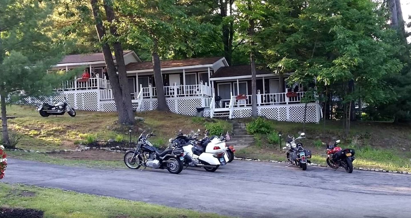 Amazing Family-Friendly Cabin with Private Sundeck near Glens Falls, New York