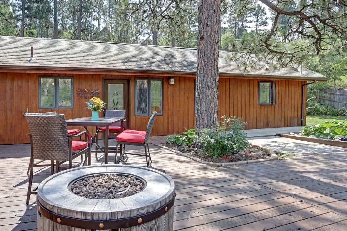 Serene Pine-Surrounded Cabin Retreat near Mount Rushmore in South Dakota