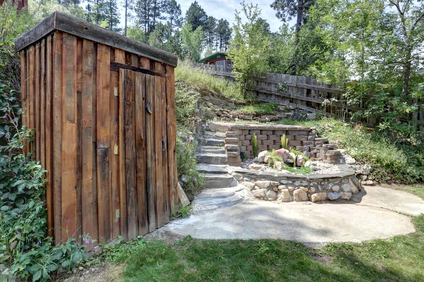 Serene Pine-Surrounded Cabin Retreat near Mount Rushmore in South Dakota
