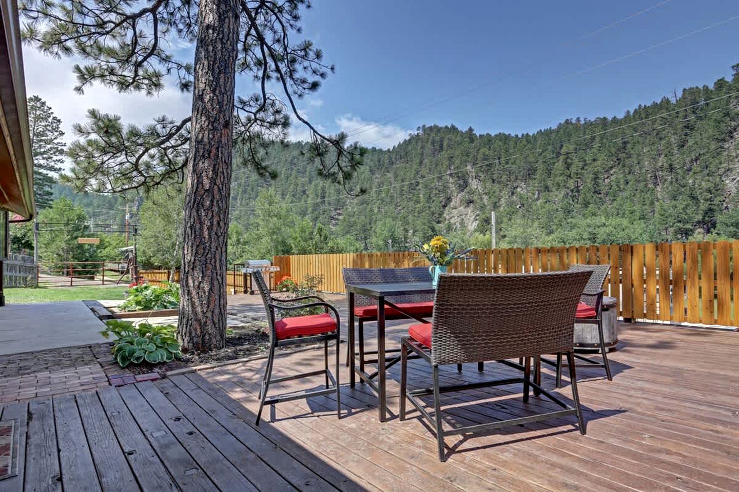 Serene Pine-Surrounded Cabin Retreat near Mount Rushmore in South Dakota