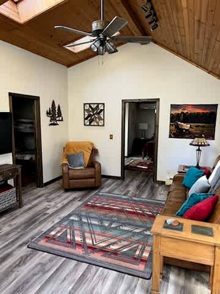 Serene Pine-Surrounded Cabin Retreat near Mount Rushmore in South Dakota