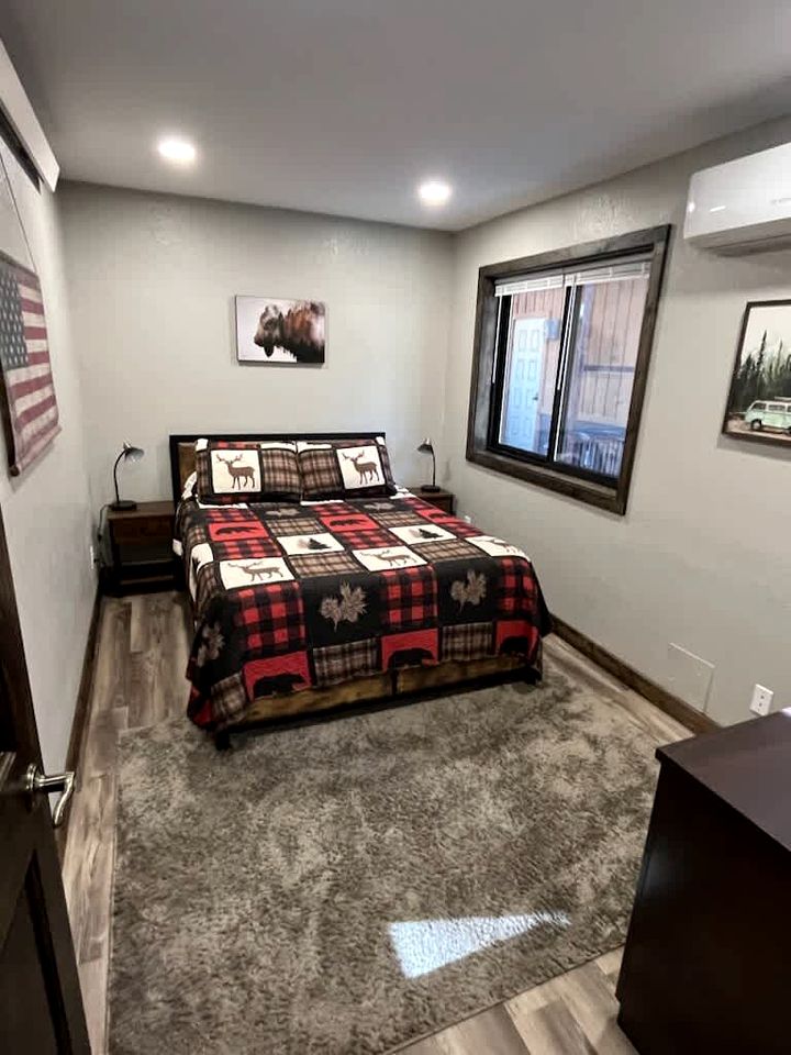 Serene Pine-Surrounded Cabin Retreat near Mount Rushmore in South Dakota