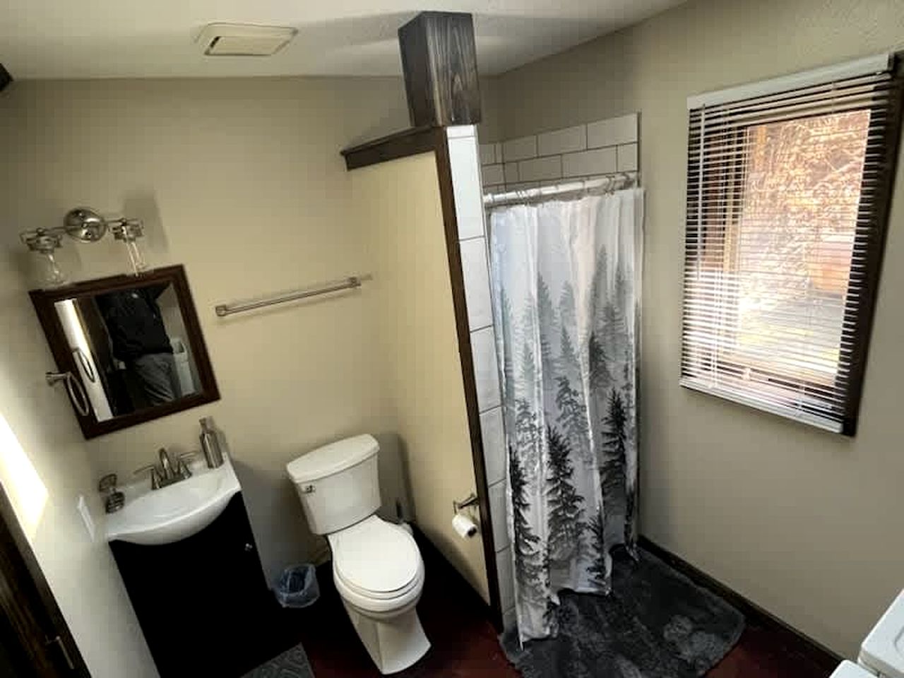 Serene Pine-Surrounded Cabin Retreat near Mount Rushmore in South Dakota