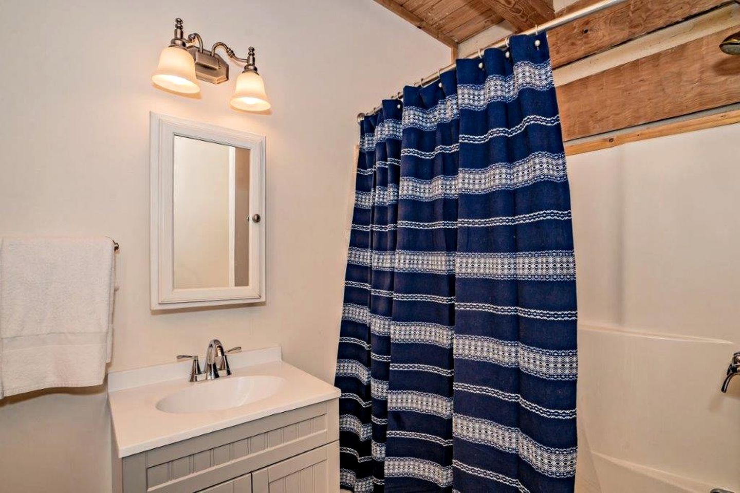 Retreat to the Smokies: Glamping Cabin with Hot Tub and Games Room