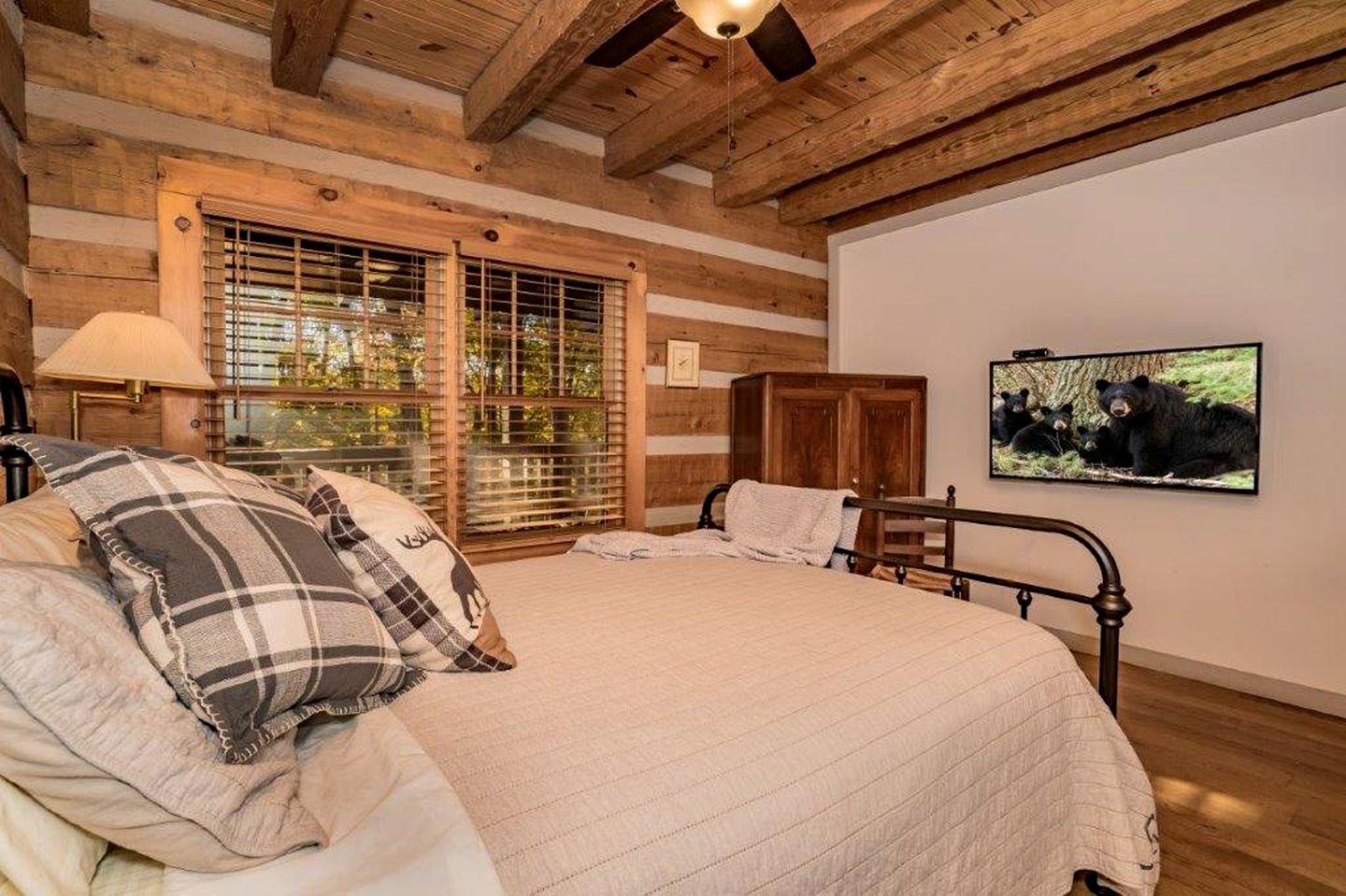 Retreat to the Smokies: Glamping Cabin with Hot Tub and Games Room