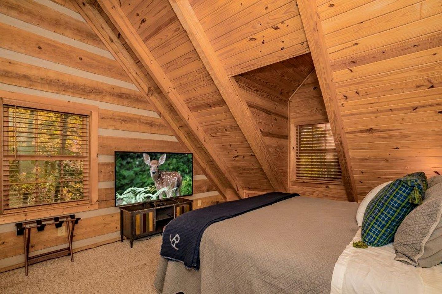 Retreat to the Smokies: Glamping Cabin with Hot Tub and Games Room