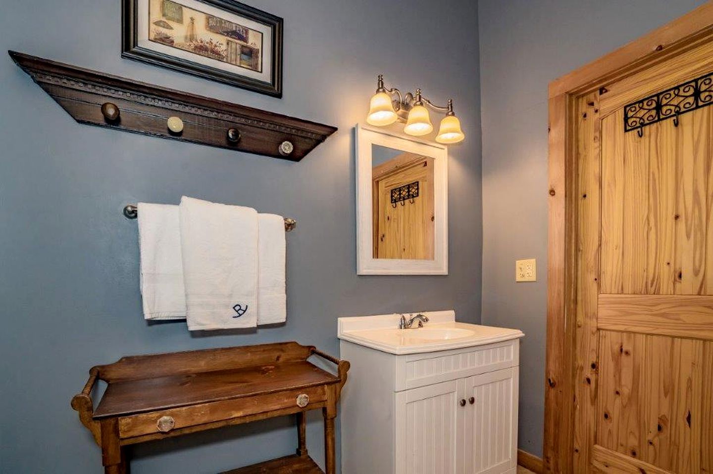 Retreat to the Smokies: Glamping Cabin with Hot Tub and Games Room