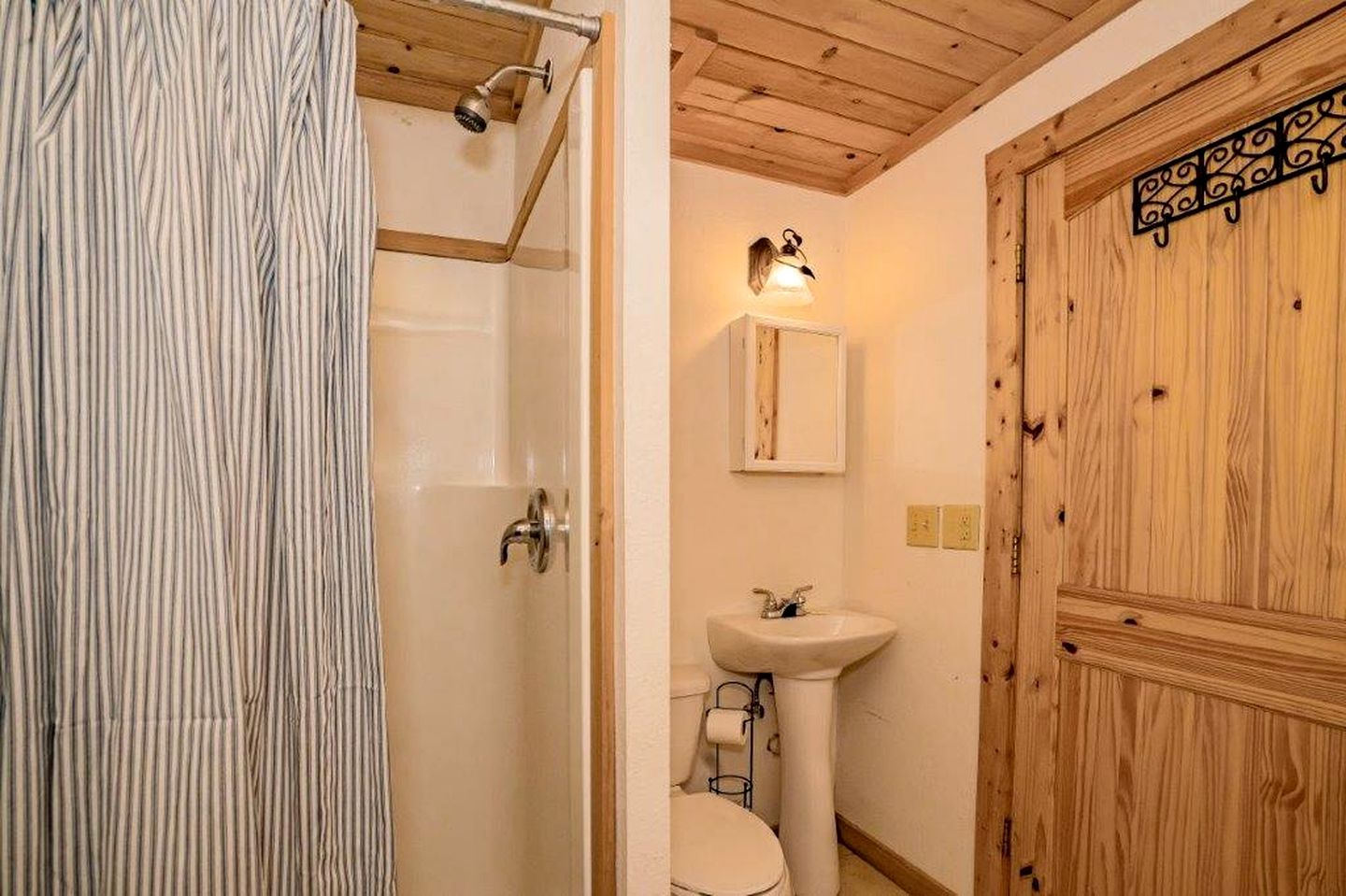 Retreat to the Smokies: Glamping Cabin with Hot Tub and Games Room