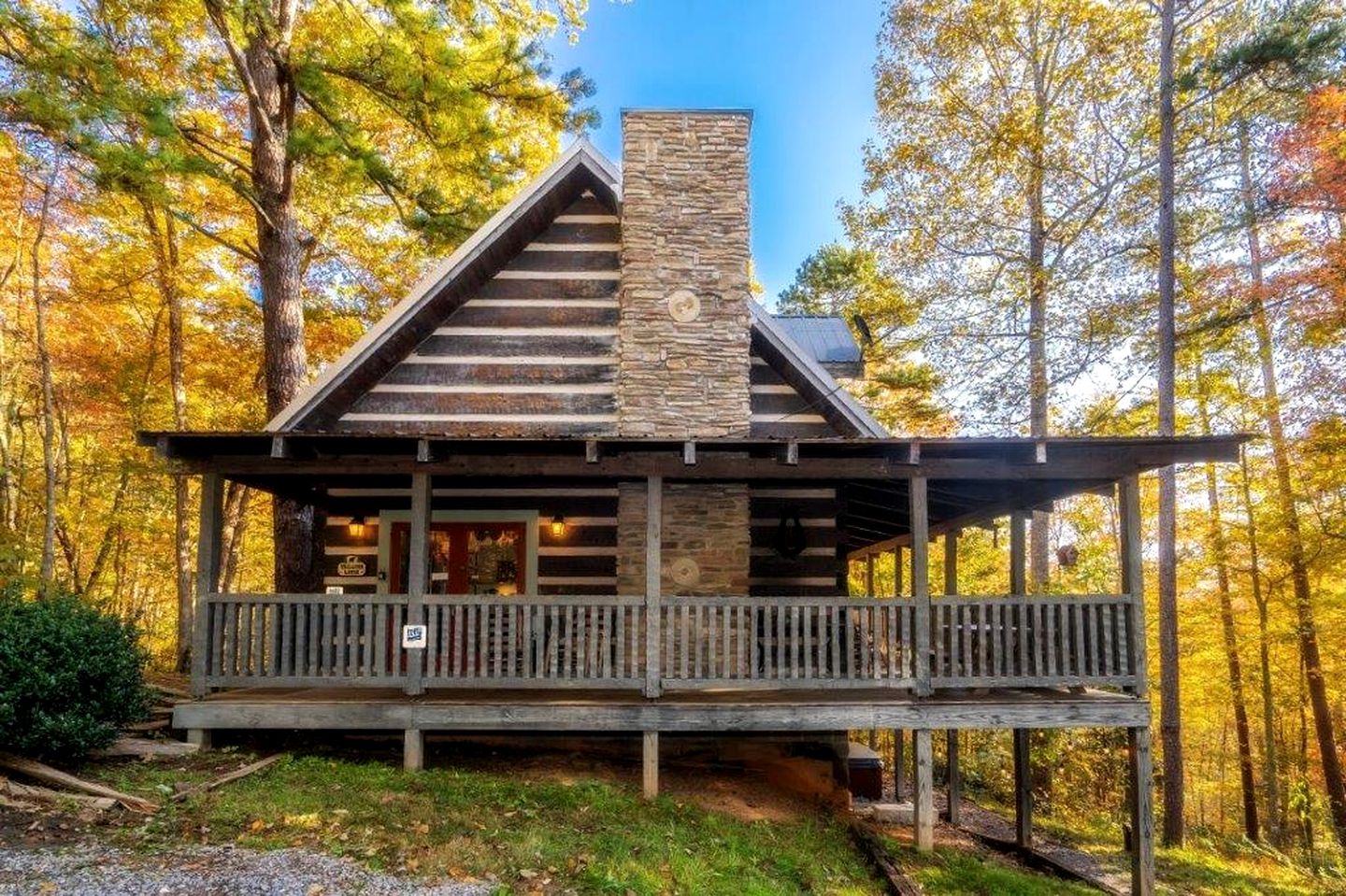 Retreat to the Smokies: Glamping Cabin with Hot Tub and Games Room