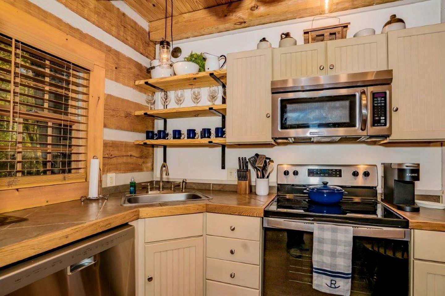 Retreat to the Smokies: Glamping Cabin with Hot Tub and Games Room