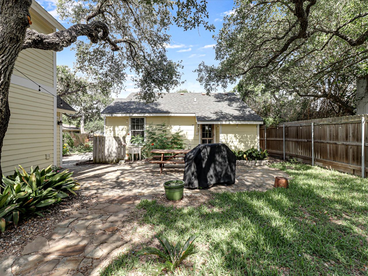 Charming Historic Beach House with Oak-Shaded Yard near Shore & Dining in Rockport, Texas