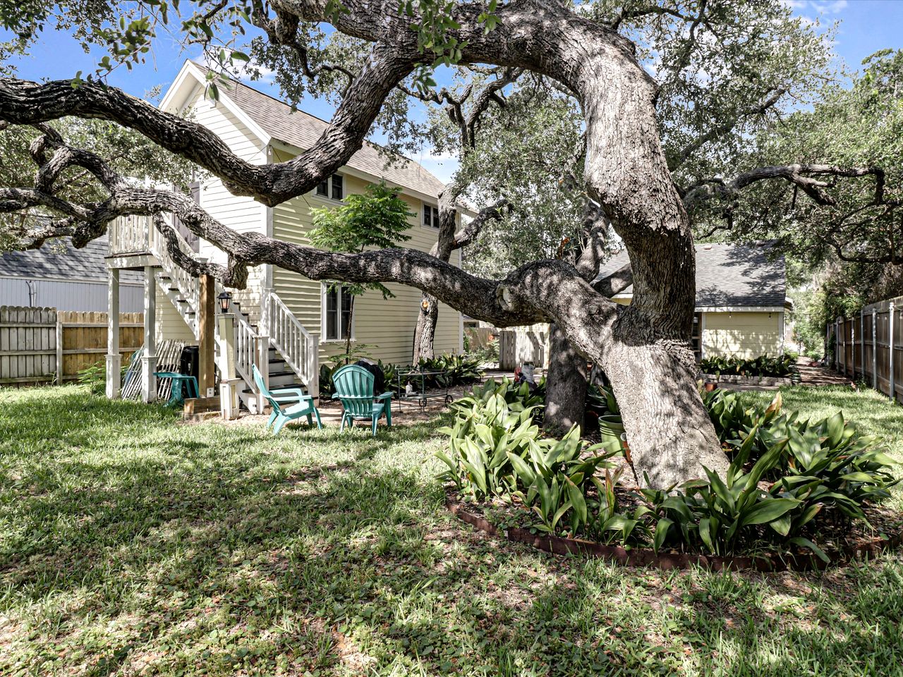 Charming Historic Beach House with Oak-Shaded Yard near Shore & Dining in Rockport, Texas