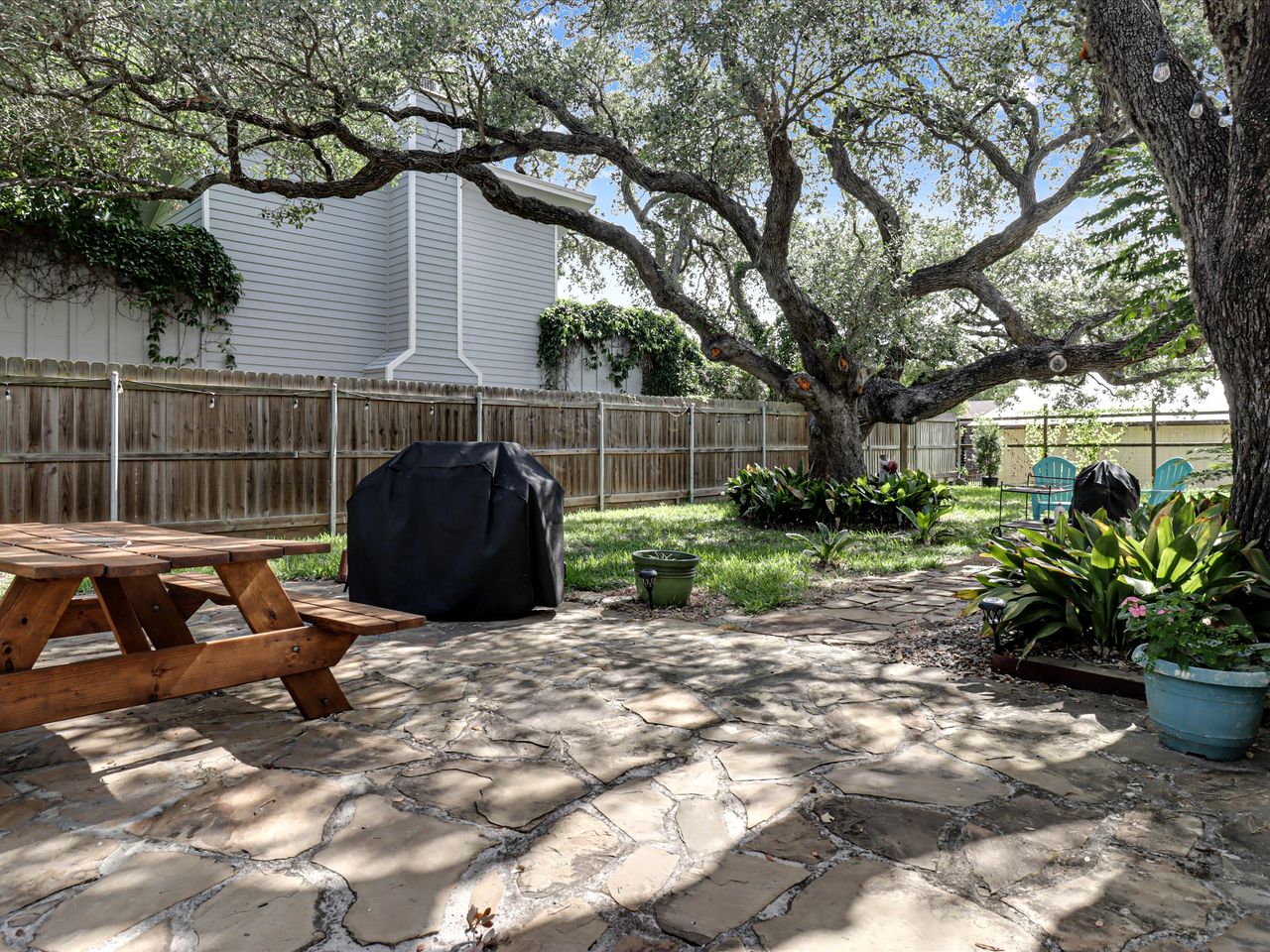 Charming Historic Beach House with Oak-Shaded Yard near Shore & Dining in Rockport, Texas