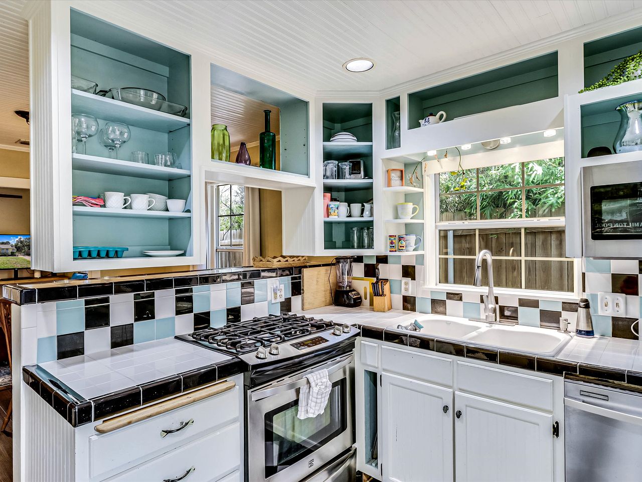 Charming Historic Beach House with Oak-Shaded Yard near Shore & Dining in Rockport, Texas