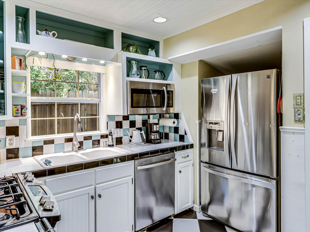 Charming Historic Beach House with Oak-Shaded Yard near Shore & Dining in Rockport, Texas