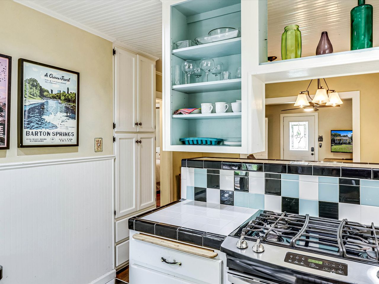 Charming Historic Beach House with Oak-Shaded Yard near Shore & Dining in Rockport, Texas