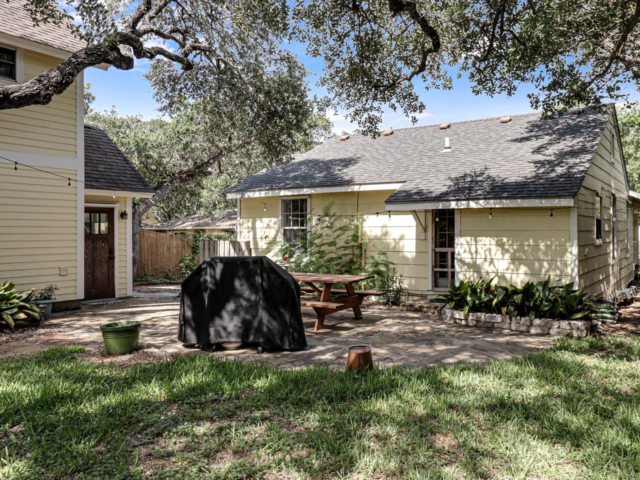 Charming Historic Beach House with Oak-Shaded Yard near Shore & Dining in Rockport, Texas