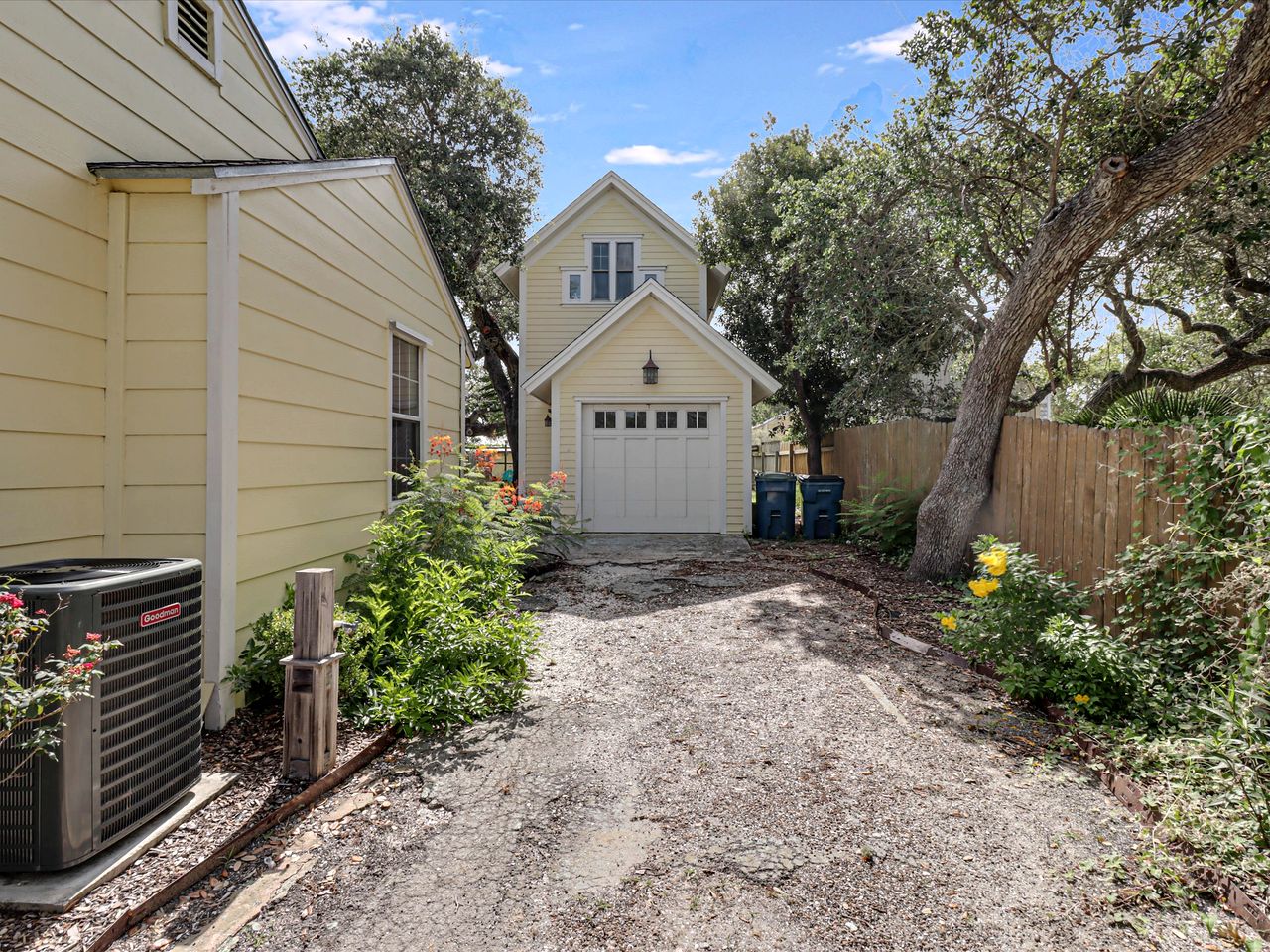 Charming Historic Beach House with Oak-Shaded Yard near Shore & Dining in Rockport, Texas