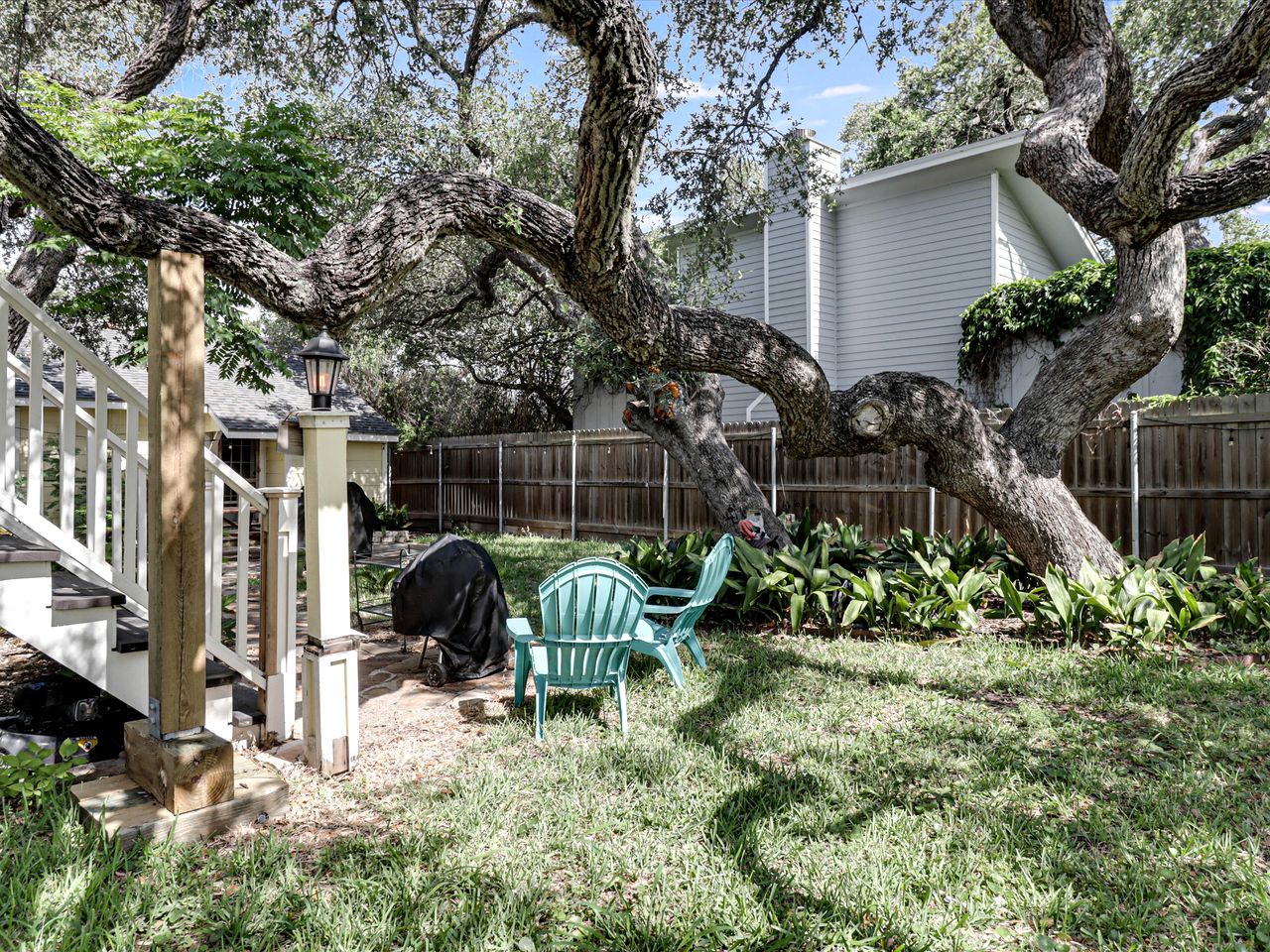 Charming Historic Beach House with Oak-Shaded Yard near Shore & Dining in Rockport, Texas