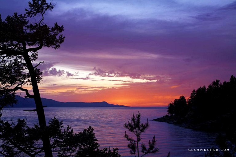 Cabins (Halfmoon Bay, British Columbia, Canada)