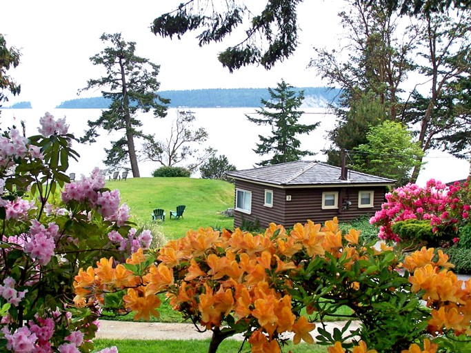 Cabins (Halfmoon Bay, British Columbia, Canada)